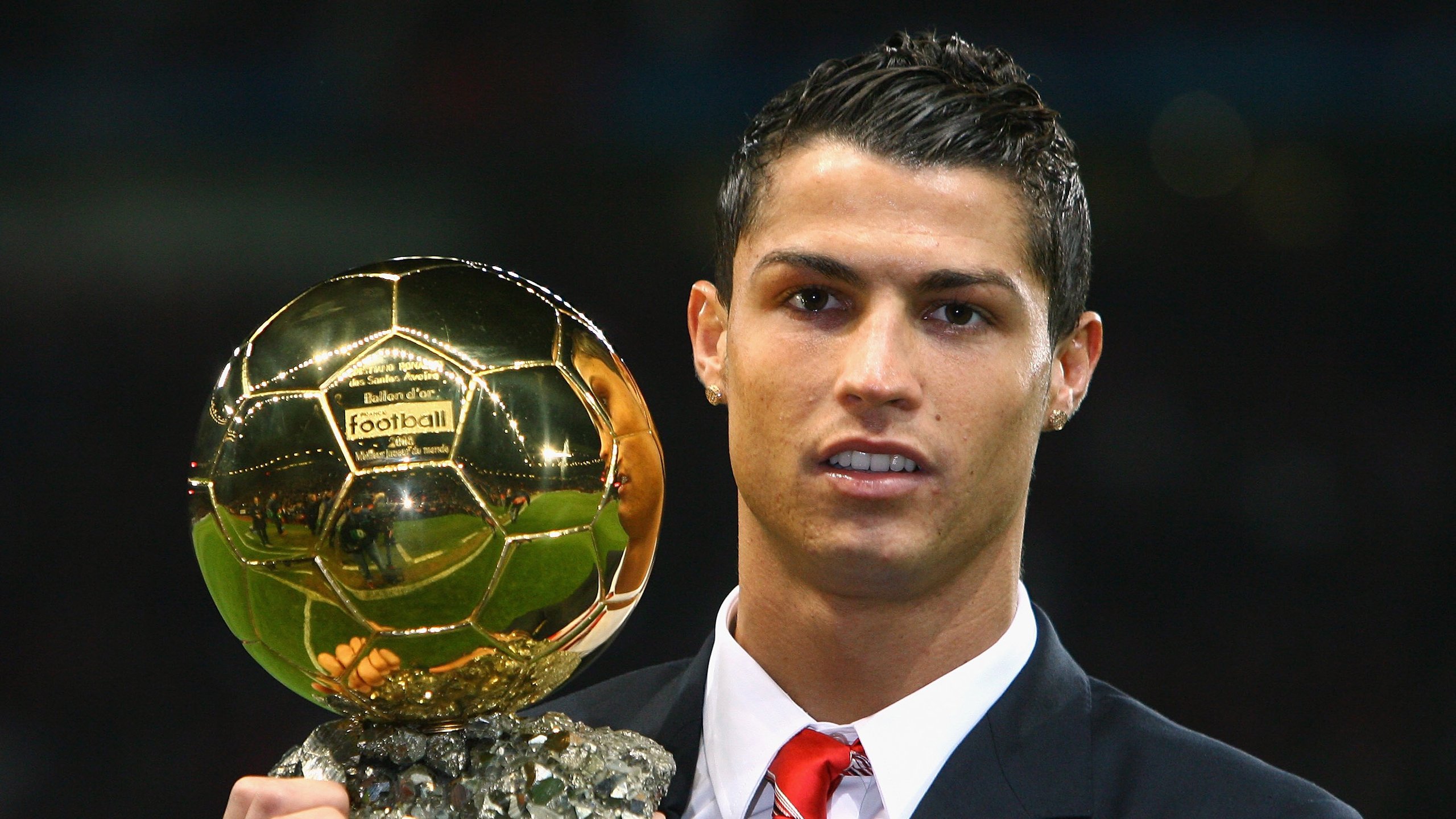 历史性时刻:首次在湿滑赛道中夺冠